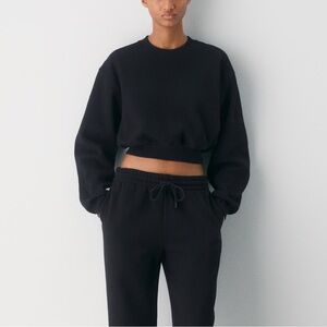 Aritzia MEGA FIT Cozy Sweatfleece Perfect Crew Crop Sweatshirt size XS in black